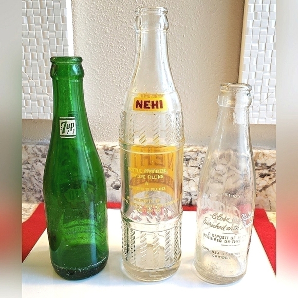 VINTAGE SODA BOTTLES  GROUP OF 3 - 7UP, GRAPETTE  & NEHI - Picture 3 of 6
